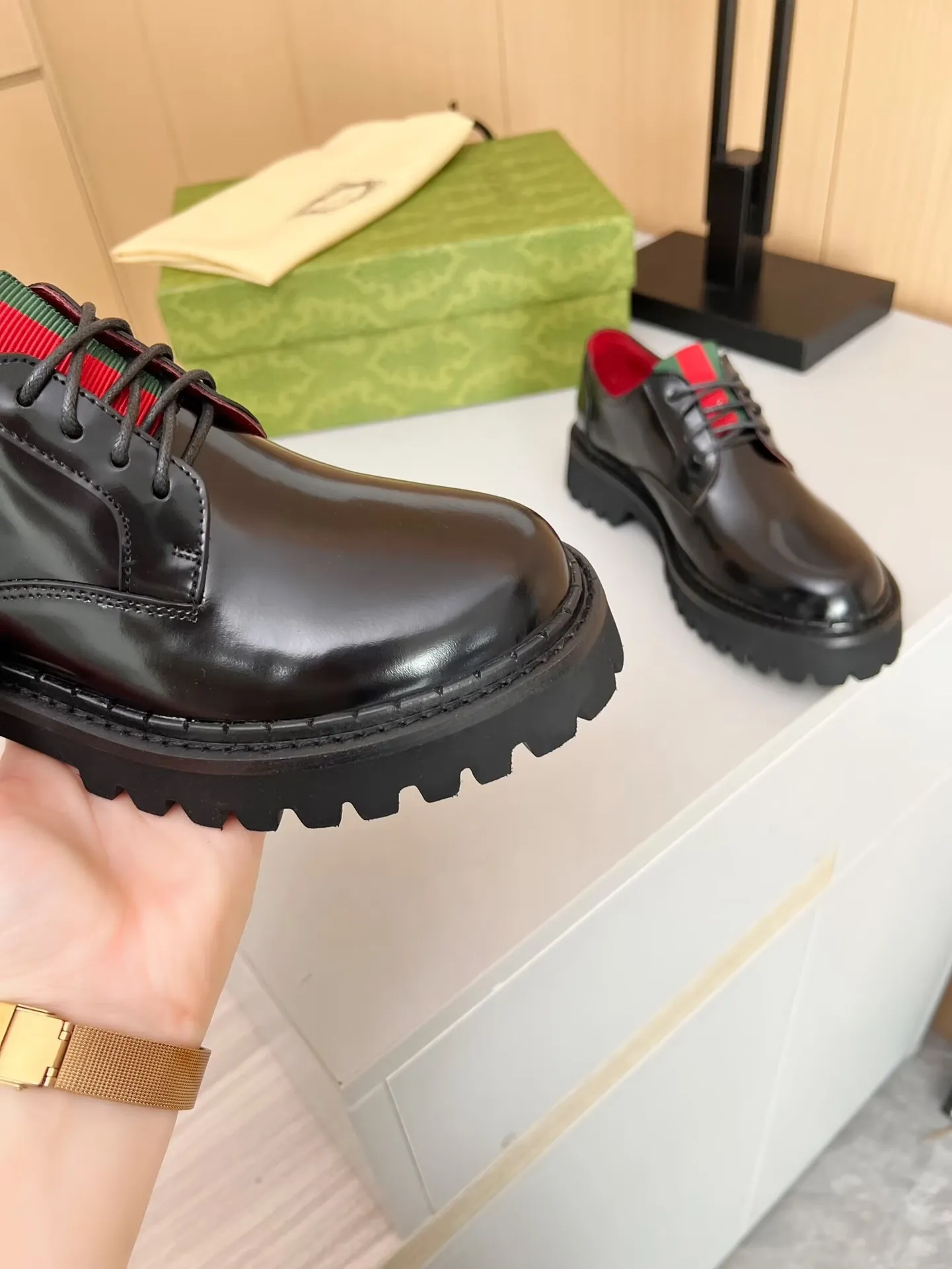 👟👟Ex-factory price 480👟👟 ✅The latest Gucci GUCCI lace-up loafers at the counter. They are mainly matched with various styles of trendy clothes to highlight their fashion. ✅ A must-have recommended ➡️ Fabric: cowhide, open edge beads Inner/foot pads: red cow lining Color: black Size: 34-41 (34, 41 need to be customized) Heel height: 5cm Outsole: Foam outsole material ✅ Equipped with cloth bag and card